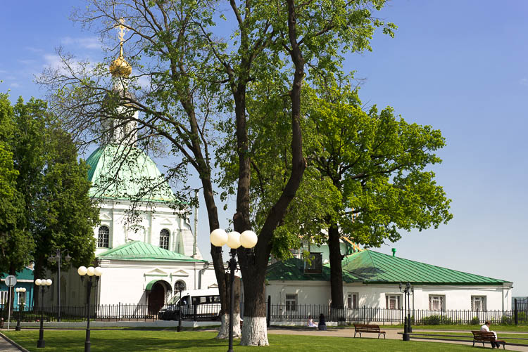 церковь за деревьями