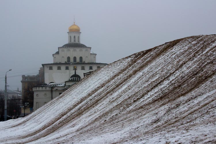 золотые ворота и холм