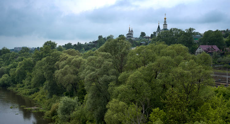 Церковь за деревьями на Nikon D610 и 50mm f/1.8D церковь за деревьями