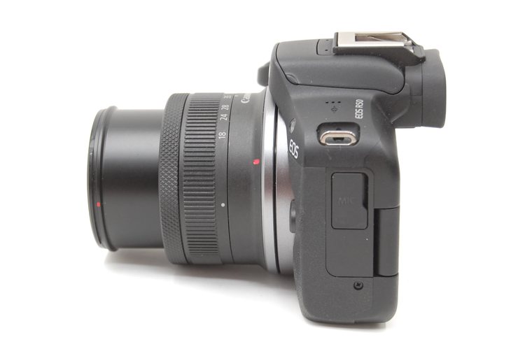 Canon EOS R50 с зум-объективом, вид сбоку