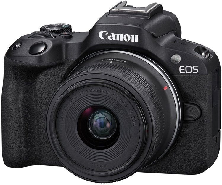 Canon EOS R50 с китовым объективом на белом фоне