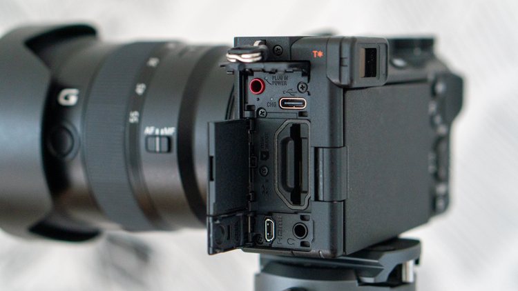 Боковая панель Sony A6700 с открытыми разъёмами