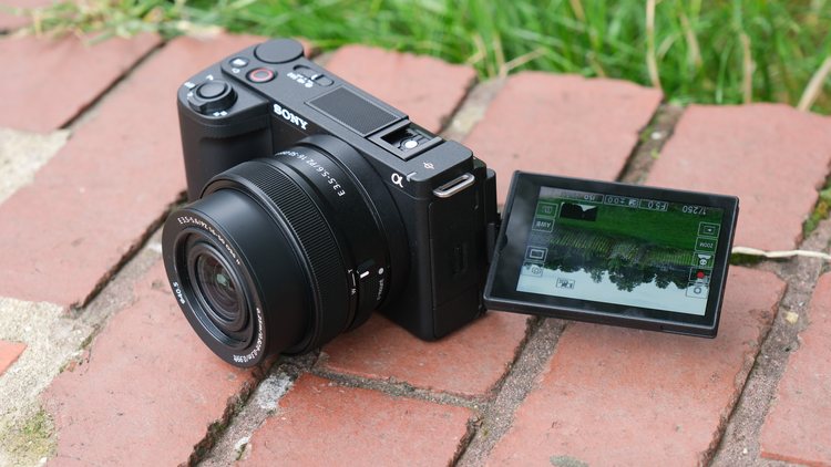 Sony ZV-E10 II с объективом и открытым поворотным экраном