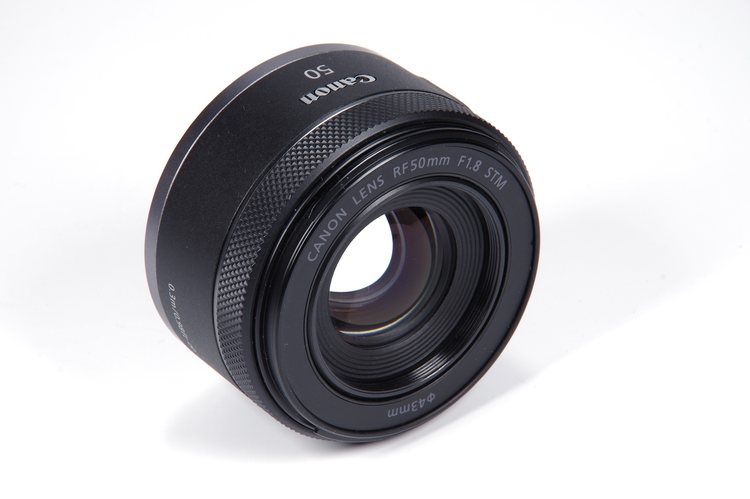 Объектив Canon RF 50mm F1.8 STM на белом фоне