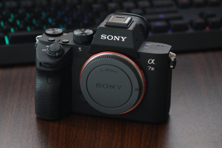 Камера Sony A7 III без объектива на столе