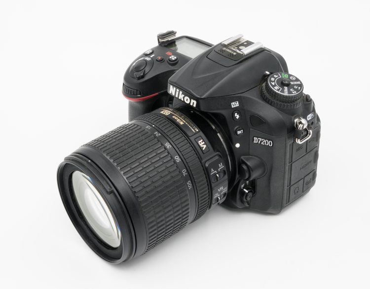 Зеркальная камера Nikon D7200 с объективом