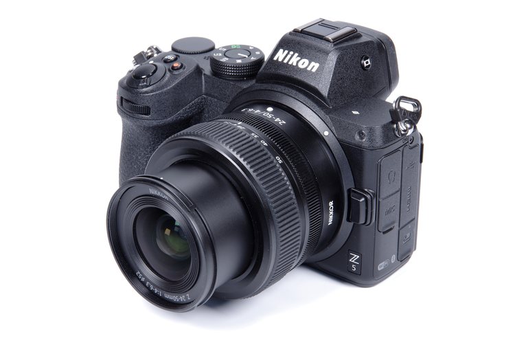 Полнокадровая камера Nikon Z5 с объективом