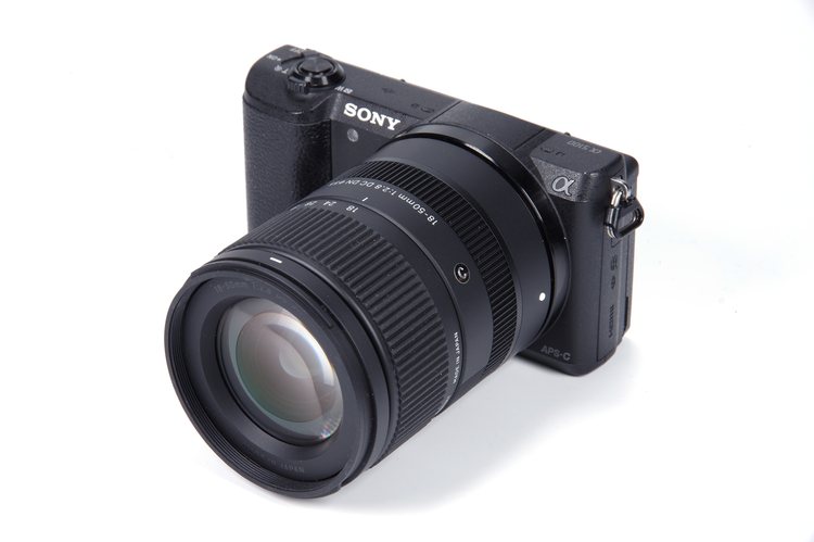 Объектив Sigma 18-50mm F2.8 на камере Sony
