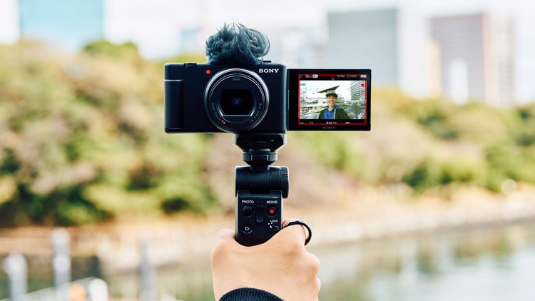 Sony ZV-1 на рукоятке во время съёмки на улице