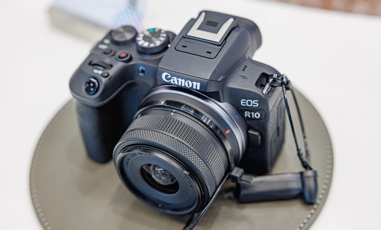 Беззеркальная камера Canon EOS R10 с объективом