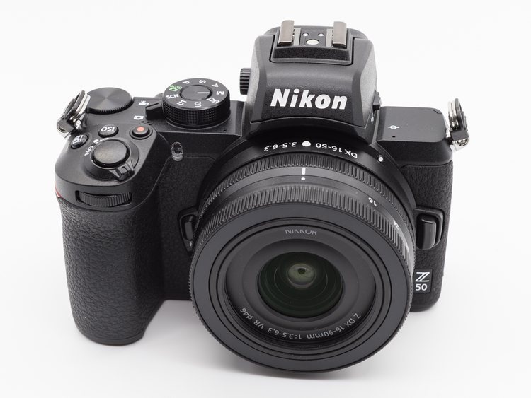 Камера Nikon Z50 с объективом на белом фоне