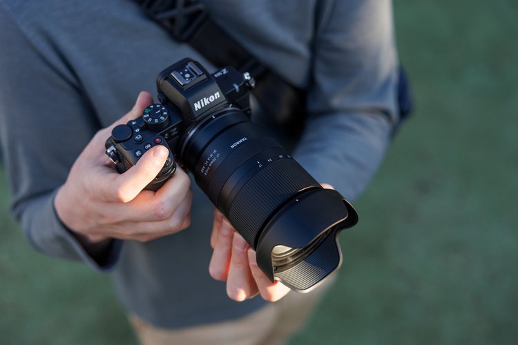 Объектив Tamron 17-70mm F2.8 на камере Sony в руках
