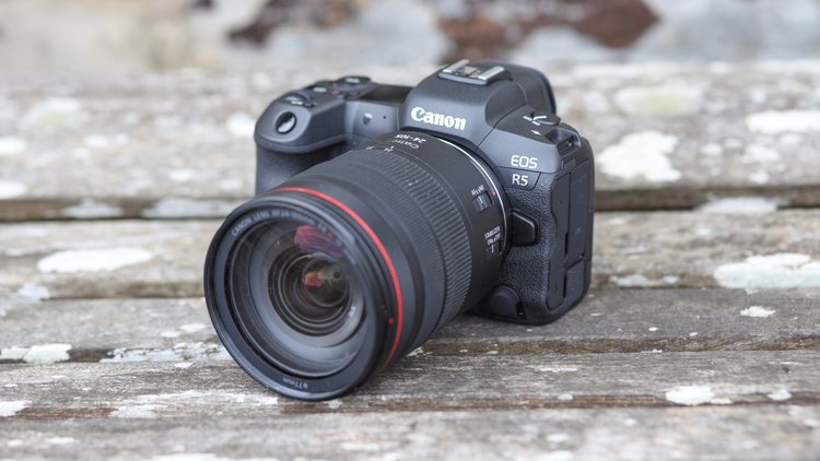 Canon EOS R5 Mark II с зум-объективом на камне