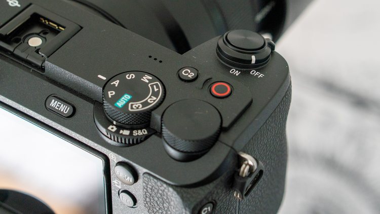Верхняя панель Sony A6700 с диском режимов