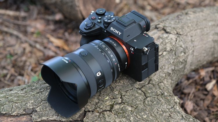 Полнокадровая камера Sony A7 V с объективом на дереве