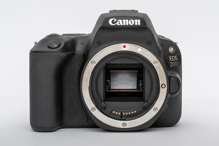 Компактная зеркальная камера Canon EOS 200D