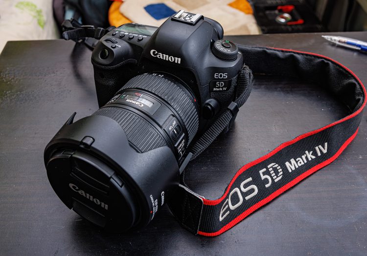 Полнокадровая зеркальная камера Canon EOS 5D Mark IV