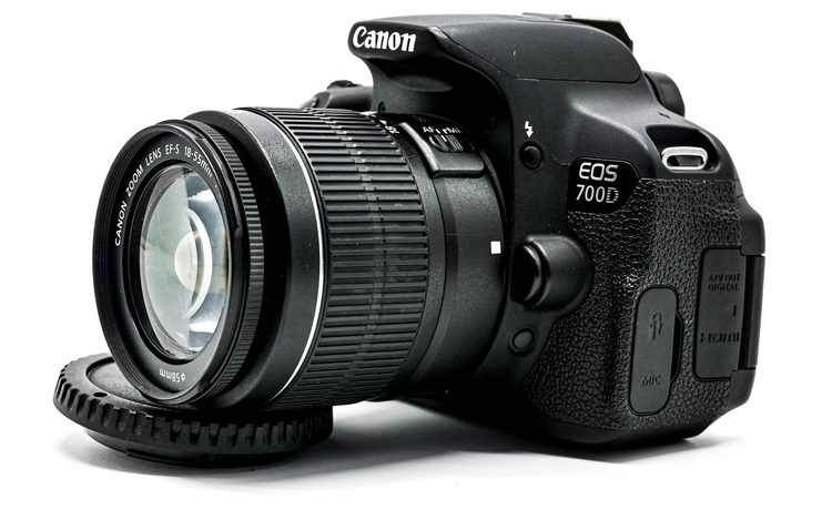 Зеркальный фотоаппарат Canon EOS 700D с объективом