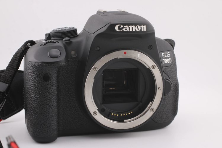 Метки байонета Canon: красная точка для EF и белый квадрат для EF-S