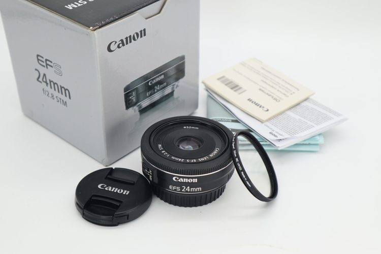Объектив-блинчик Canon EF-S 24mm f/2.8 STM на камере