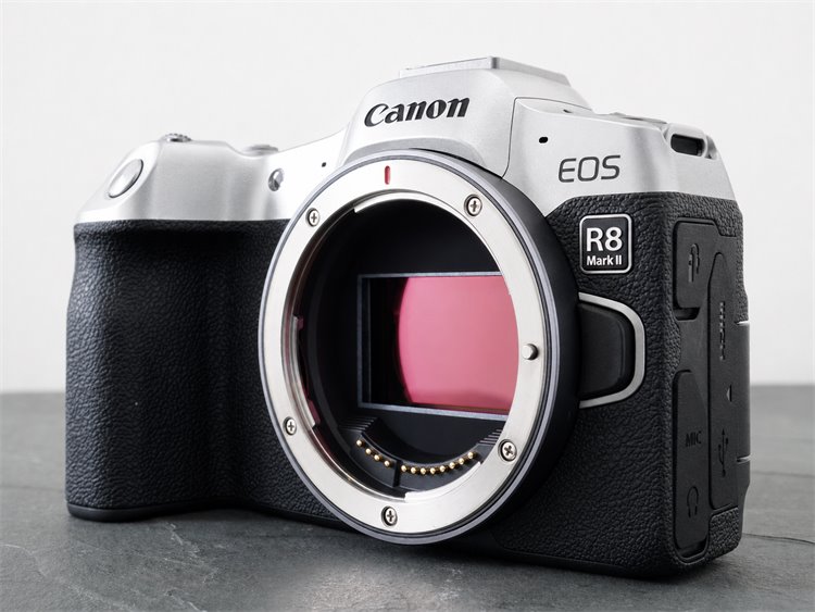 Концепт Canon EOS R8 Mark II в серебристом корпусе без объектива