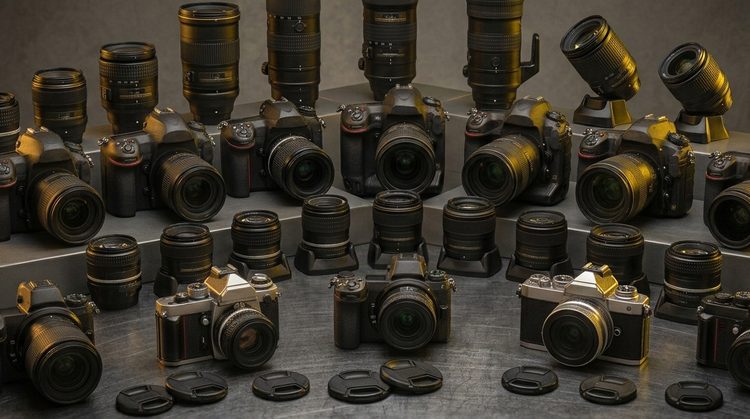 Фотоаппараты и объективы Nikon разных лет рядами