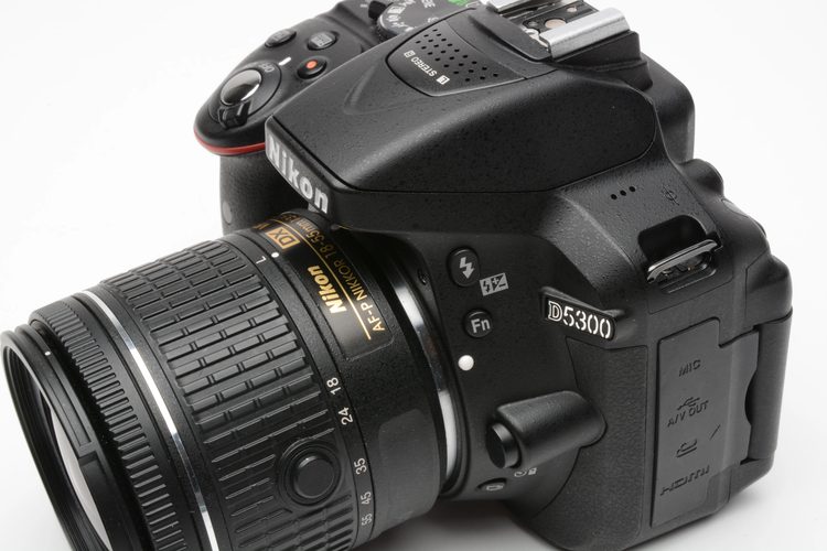 Зеркальная камера Nikon D5300 с поворотным экраном