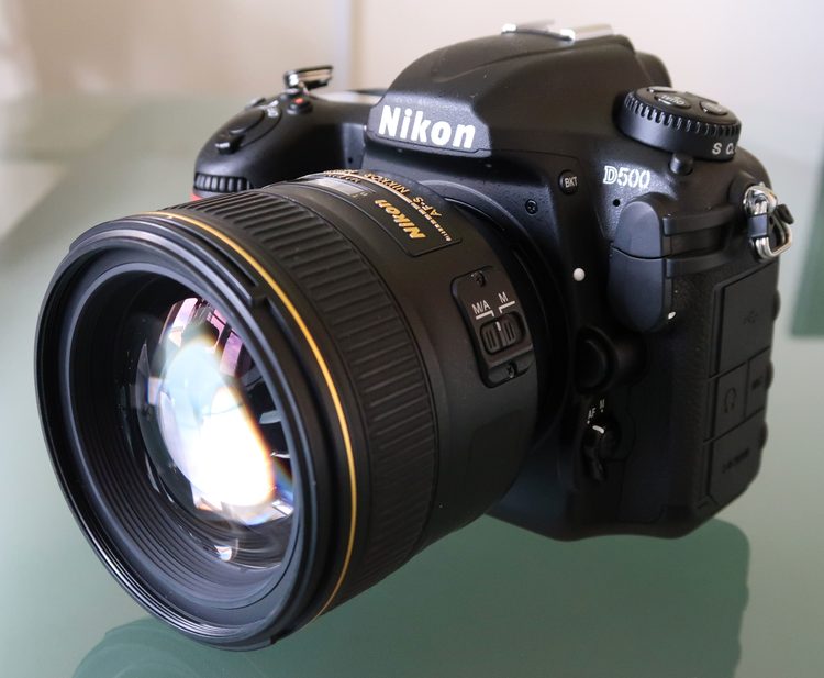 Скоростная зеркальная камера Nikon D500 формата DX