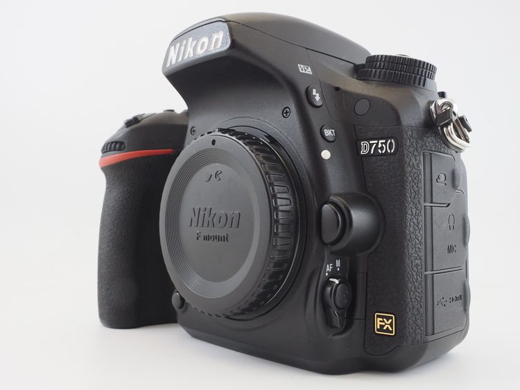 Полнокадровая зеркальная камера Nikon D750