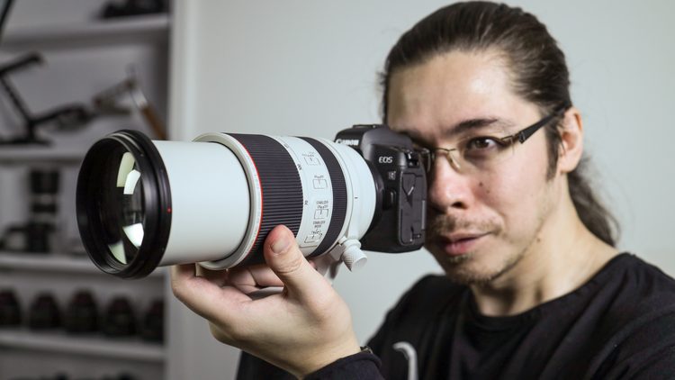 Фотограф снимает портрет телеобъективом 70-200 мм