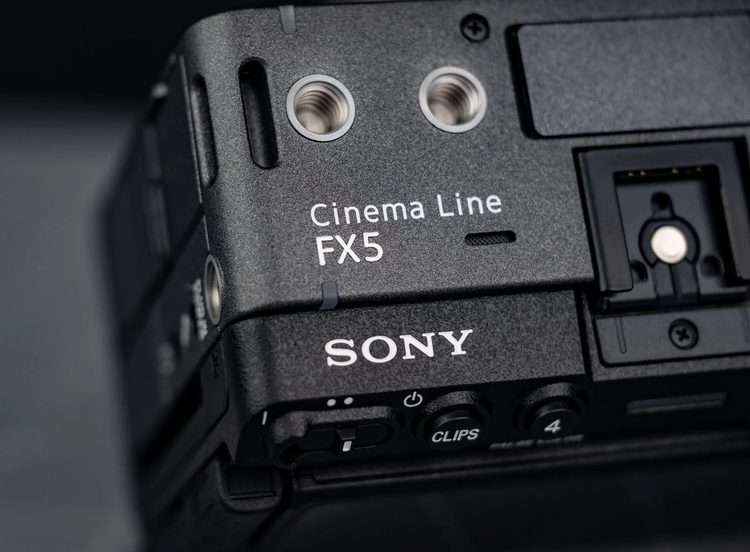 Маркировка Cinema Line FX5 на верхней панели камеры