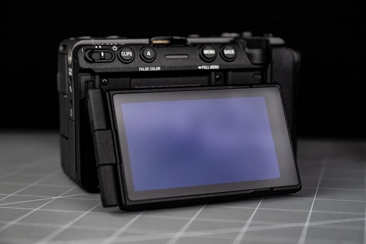 Поворотный экран на задней панели кинокамеры Sony FX5