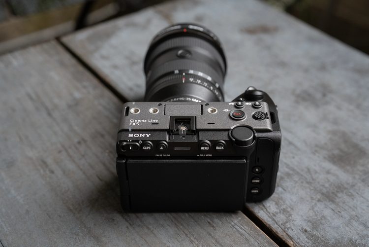 Sony FX5 с установленным объективом, вид на заднюю панель