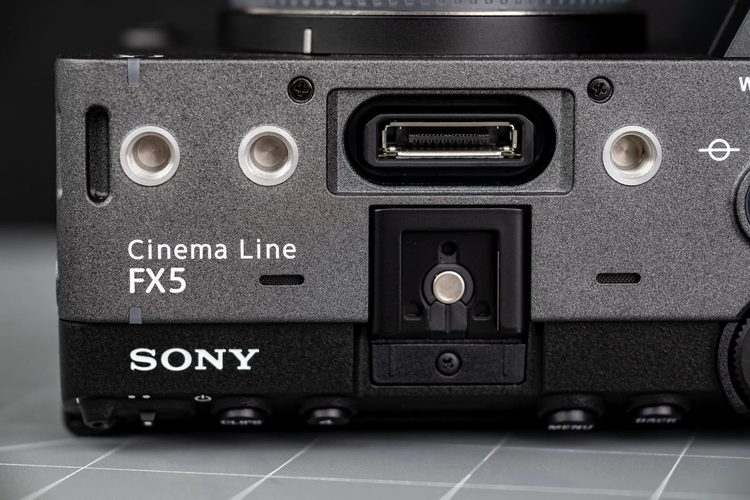Верхняя панель Sony FX5 с разъёмом для аксессуаров