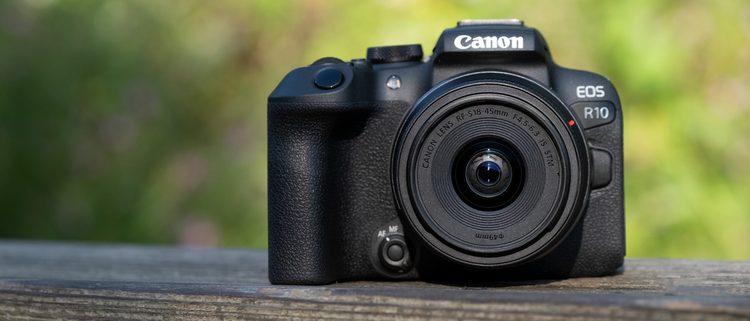 Canon EOS R10 с объективом RF-S 18–45 мм на открытом воздухе