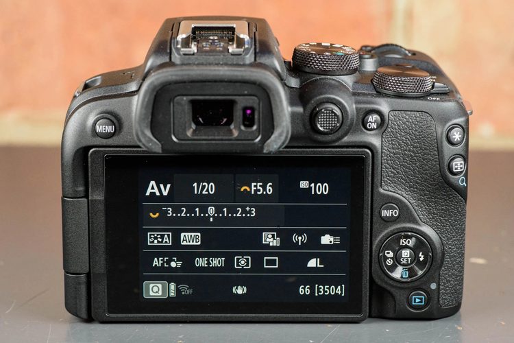 Задняя панель Canon EOS R10 с экраном, джойстиком и кнопкой AF-ON