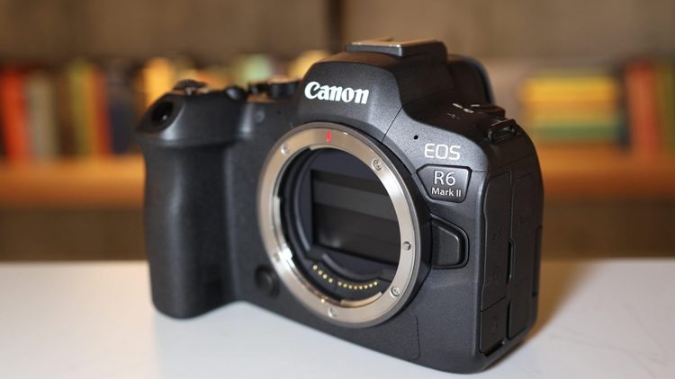 Canon EOS R6 Mark II без объектива на столе