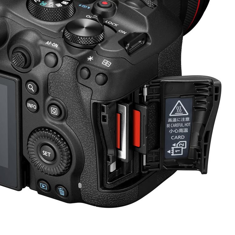 Открытый отсек карт памяти Canon EOS R6 Mark III