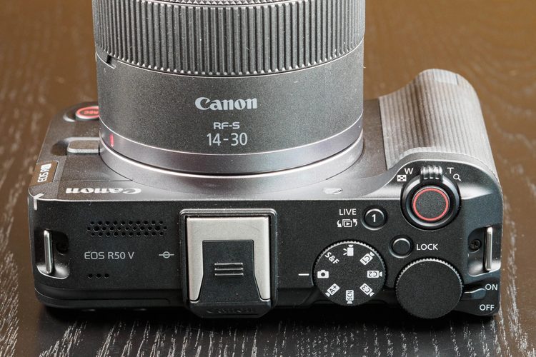 Верхняя панель Canon EOS R50 V с кнопкой записи и органами управления