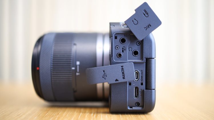 Открытые разъёмы микрофона и наушников Canon EOS R50 V