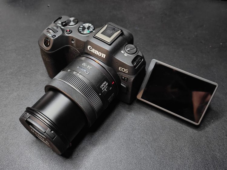 Canon EOS R8 с объективом и открытым поворотным экраном