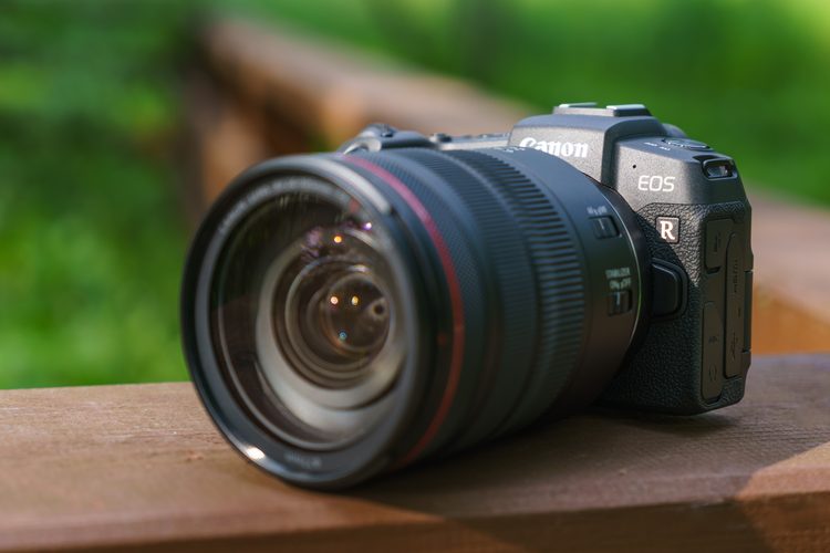 Canon EOS RP с объективом RF на деревянной поверхности