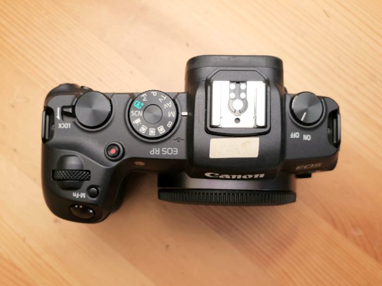 Верхняя панель Canon EOS RP с диском режимов и кнопкой записи