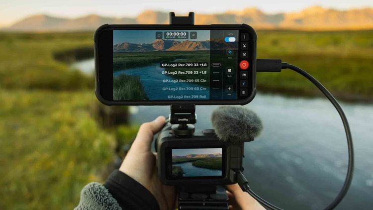 Приложение MISSION Monitor рядом с камерой GoPro