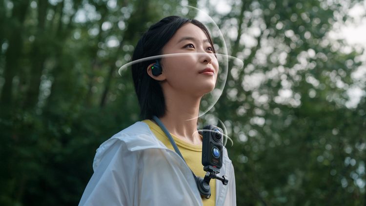 Камера Insta360 X6 на нагрудном креплении