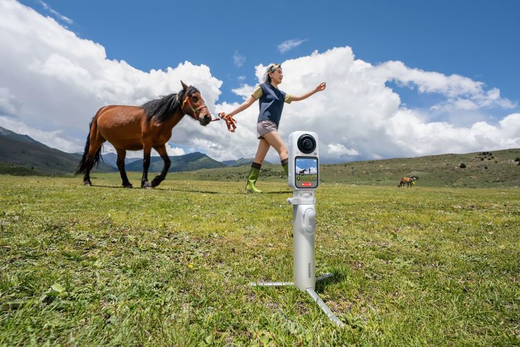 Белая 360-градусная камера Insta360 X6 на фирменном штативе