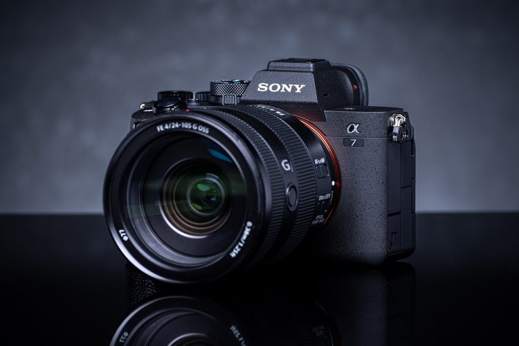 Sony A7 IV с объективом в студии