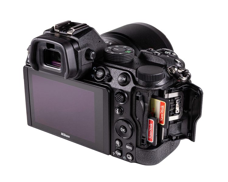 Nikon Z5 с двумя SD-картами в открытом отсеке