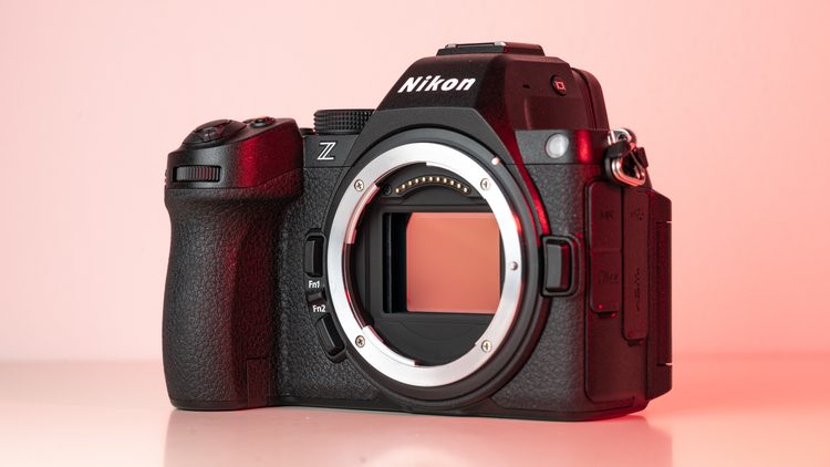 Nikon Z5 II в студии с красной подсветкой