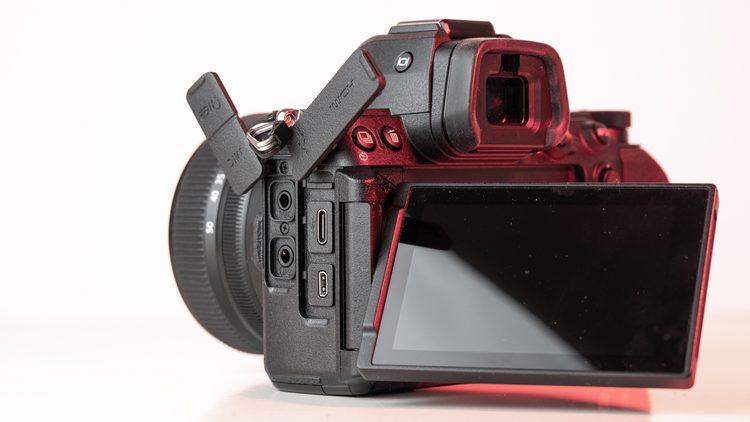 Nikon Z5 II с развёрнутым вбок экраном